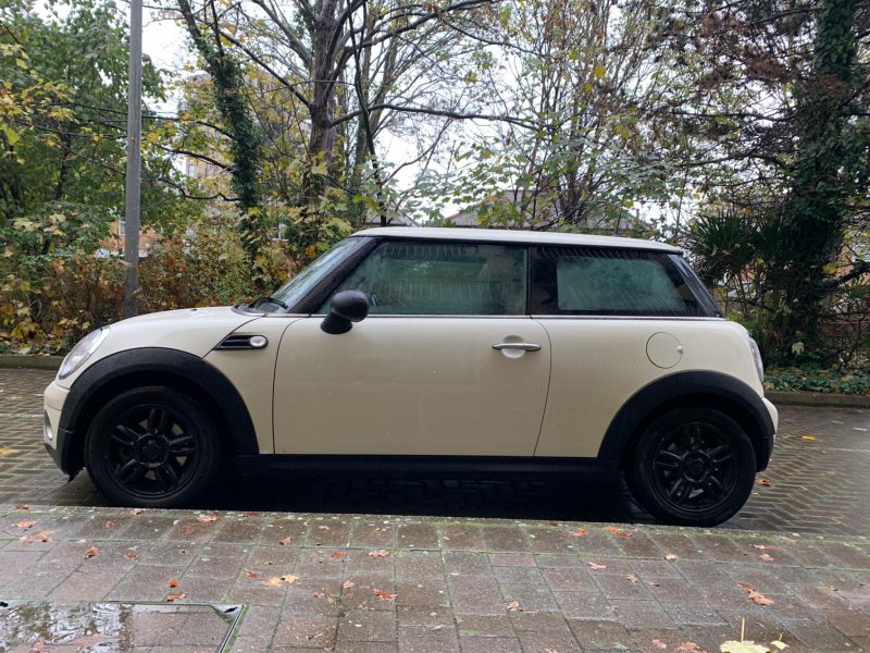 MINI HATCH