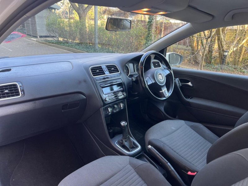 VOLKSWAGEN POLO