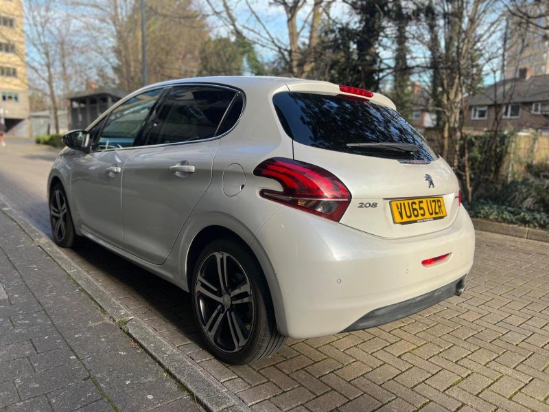 PEUGEOT 208
