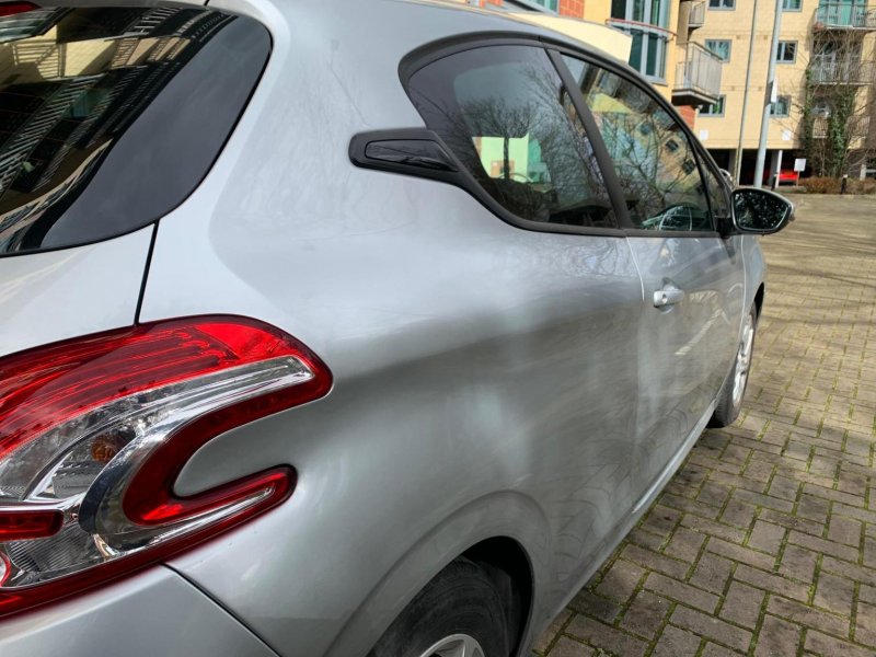 PEUGEOT 208