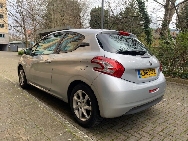 PEUGEOT 208