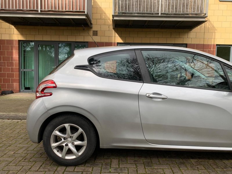 PEUGEOT 208