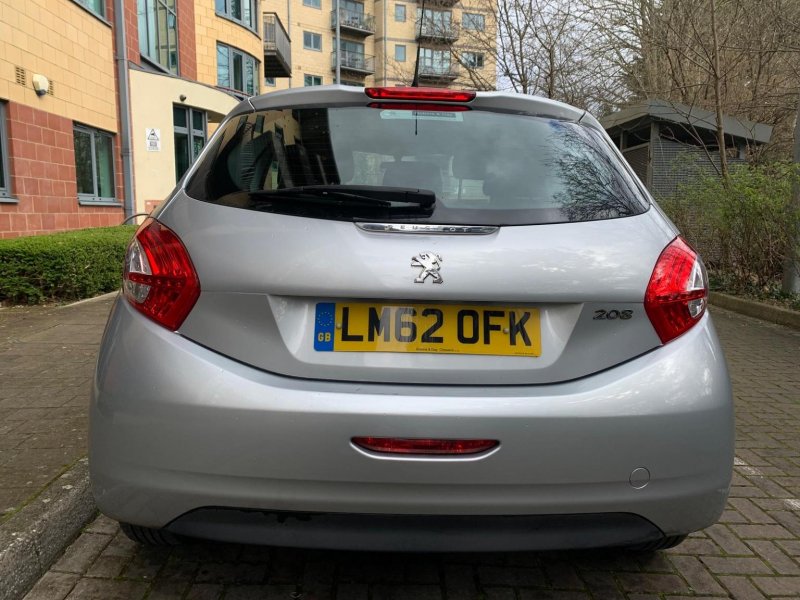 PEUGEOT 208