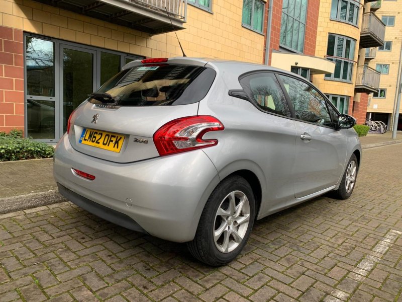 PEUGEOT 208